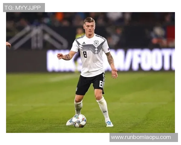 克罗斯：从中场指挥官到足球战术革新者的辉煌历程与影响